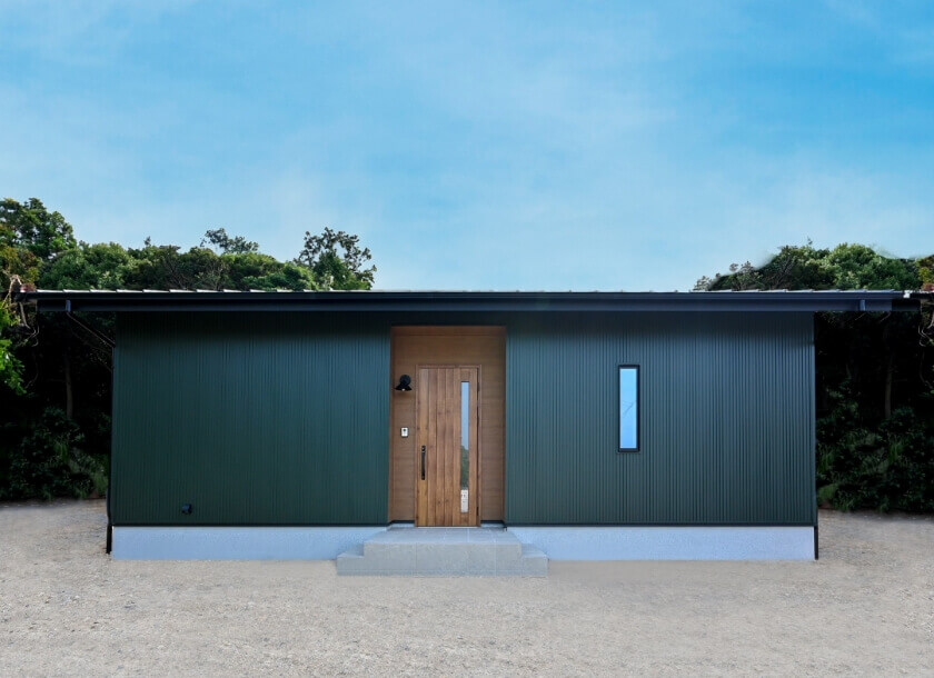 ①金属サイディング（断熱材付のガルバリウム鋼板）