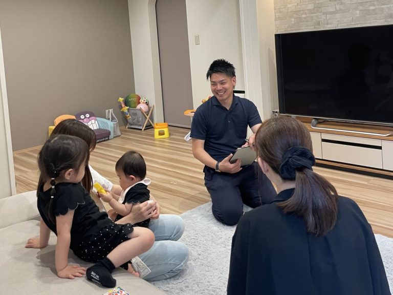 お子さま連れのご家族とスタッフがモデルハウスで過ごす様子