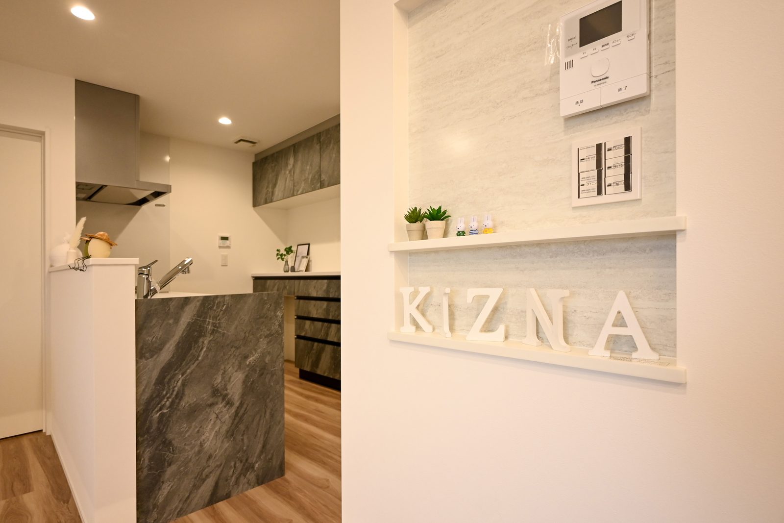 KIZNAのロゴが迎えるキッチンまわり