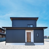 『家事ラクなランドリールームと開放的な吹き抜けのある家』