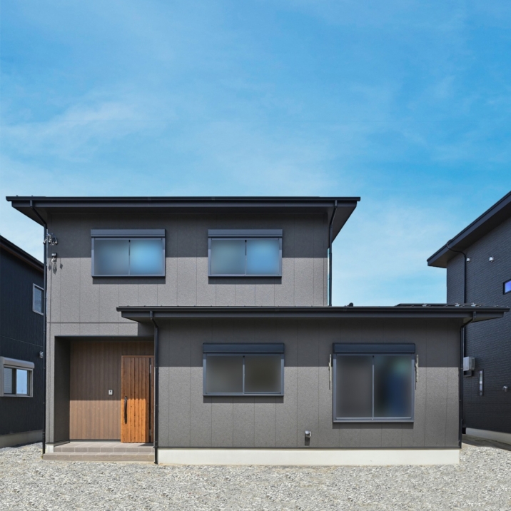 『家の中心にファミリークローク　家事がラクな水回り動線の家』